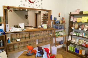 Ureshiimonoya's open kitchen. 