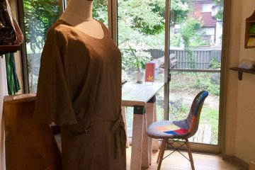 Organic fabric and behind, a nook with a view of the garden. 