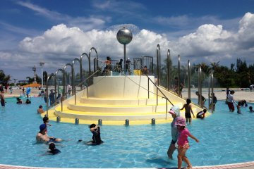 <p>This pool for children is very safe and shallow</p>