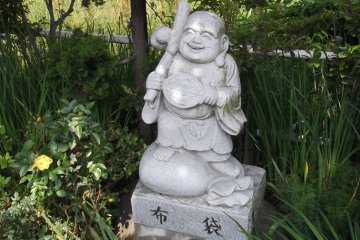 사메 역에서 사원으로 가는 길 옆에 흥미로운 조각상들이 있다.