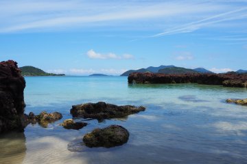 Snorkeling lovers can see plenty of sea life (including corals), around the surrounding rocks