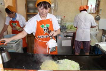 The process of cooking yakisoba
