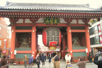 The iconic Kaminarimon Gate at the entrance to Sensoji Temple