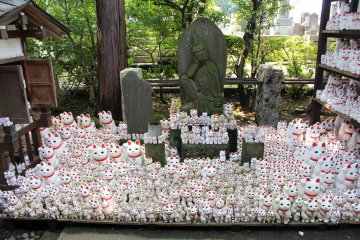 Finally the Maneki Neko corner!