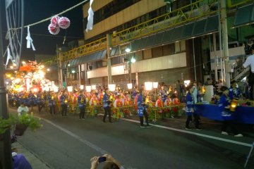 Tne front of the floats have many children