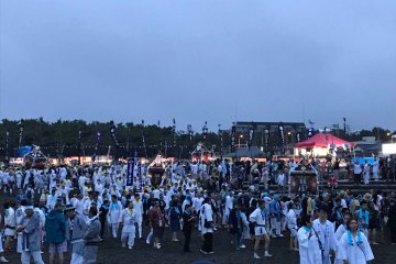 Mikoshi queuing to reach the water