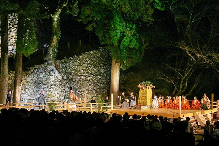Noh by firelight, under the stars, by the castle walls