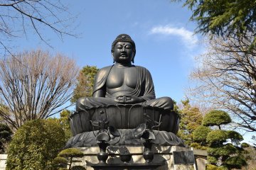 Jorenji temple's hugely impressive 32-tonne bronze Buddha statue