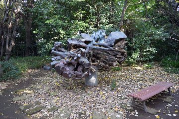 Tree root monument of Mejiro no Mori