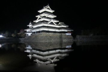 Matsumoto's Karasu-jo at night