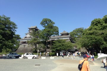 Here is the best advertisement to pay an entrance fee I have ever seen. Just outside the ticket counter is Uto Turret (left) and the Hohoate gate tower (right).