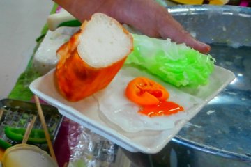 <p>Ini adalah teknik yang diajarkan oleh Riki: membuat telur setengah matang dengan kuning telurnya yang mengalir keluar</p>
