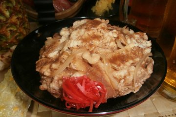 <p>Replika dari semangkuk gyudon (mangkuk dengan nasi yang disajikan dengan daging sapi diatasnya)</p>
