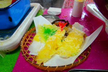 <p>Saya tahu mereka tampak lezat-namun jangan lupa kita berada di toko replika makanan</p>
