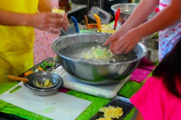 <p>Anak gadis yang membuat tempura</p>
