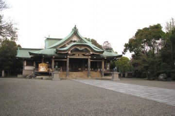 The main building and grounds ofHokoku Jinja