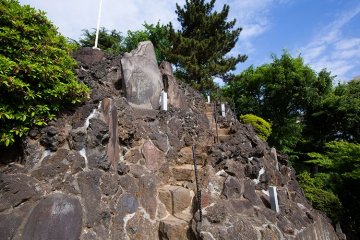 Shinagawa Shrine's Fuji-zuka offers a steep climb