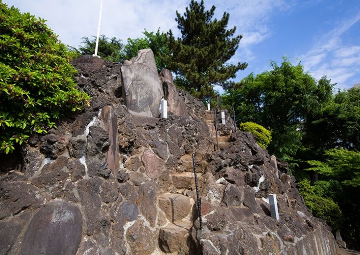 Shinagawa Shrine's Fuji-zuka offers a steep climb