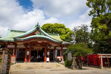 Shinagawa Shrine offers a perfect photo chance