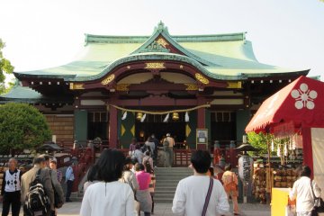 Ume image in Kameido shrine (on the right) 
