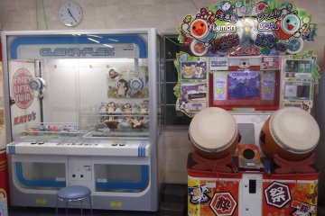 Grab things or hit things here