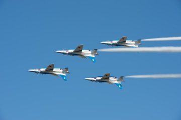 Blue Impulse mid-show from 2012