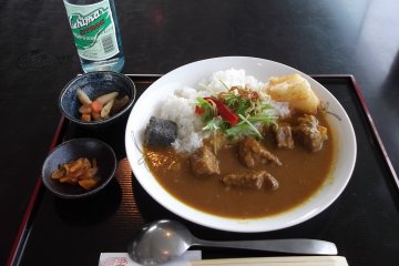 <p>My lunch, a tasty curry with locally produced 'Mishima' cider</p>