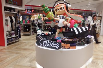 Merchandise Splatoon menunggu Anda, lho
