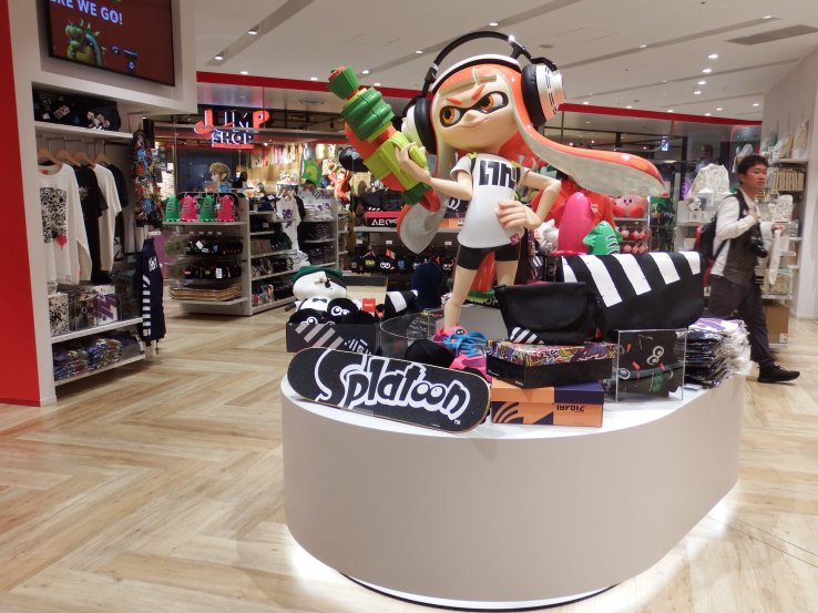 Merchandise Splatoon menunggu Anda, lho