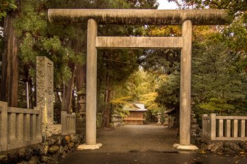  This is a view of Akiru Shrine when approaching from a side street above