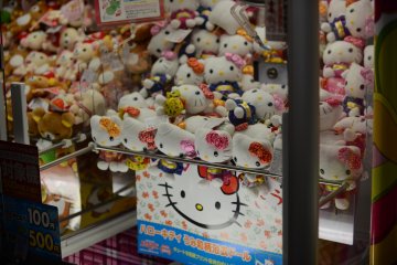 <p>A Hello kitty soft toy machine</p>