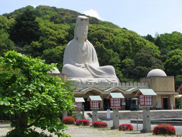Ryozen Kannon brings peace to the memorial...