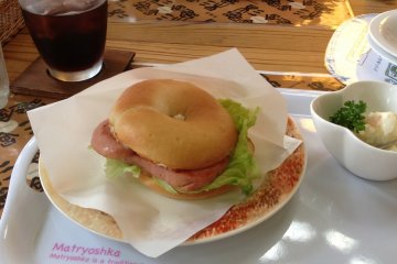 The lunch set with a sake bagel