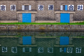 <p>Pergudangan yang terpantul terlihat cantik di air sehalus sutra di kanal</p>