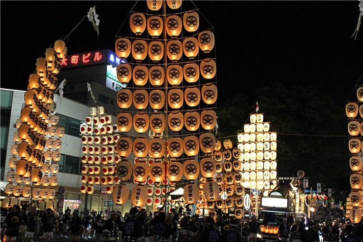 Huge compositions of lanterns at the Kanto Matsuri