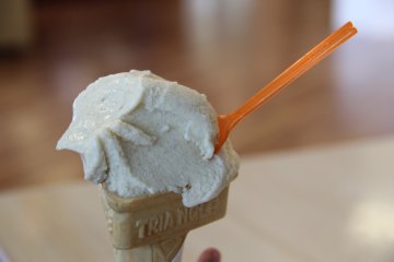 Chibana Gelato porsi single hanya disajikan di horen wafel berbentuk segitiga ini, kecuali jika Anda menginginkannya dalam mangkuk; ini adalah gelato pisang