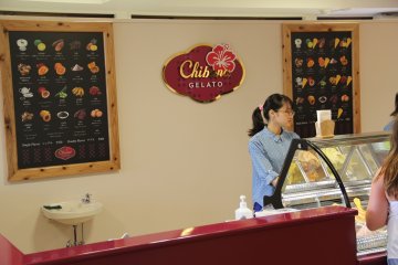 Gambar-gambar beraneka warna pada papan tulis imitasi di Chibana Gelato memberitahukan semua rasa yang ada, meskipun hanya 10 rasa yang selalu tersedia