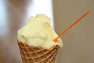 Ini adalah porsi dobel sorbet shikuwasa dalam kerucut wafel