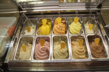 Ini adalah gelatonya! Beku dan dikocok dengan sempurna, dan masing-masing rasa memiliki sendoknya sendiri -- jadi Anda tidak akan merasakan cokelat pada gelato pisang dalam horen wafel yang Anda pesan