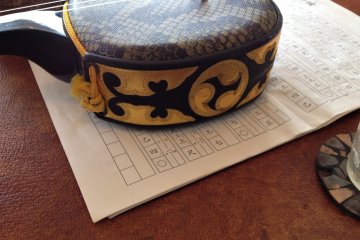 Asoviva Sanshin with Kunkunshi music sheets