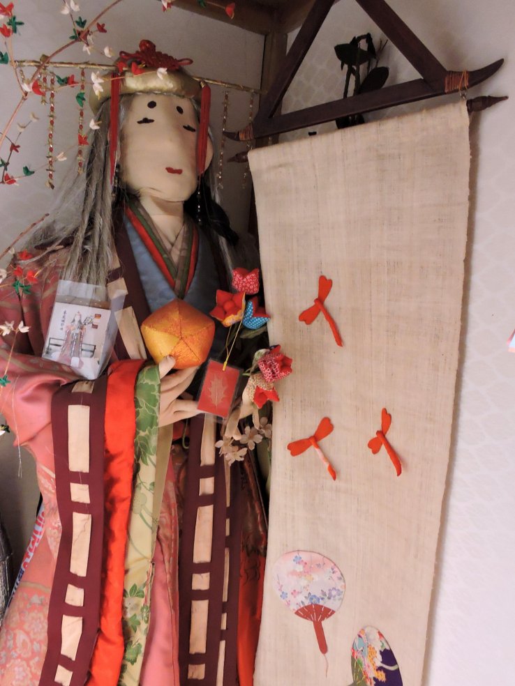 Scarecrow in a twelve-layer kimono