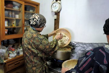 Adding the noodles to the soup