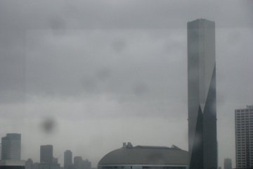 Odaiba looked ghostly in coming typhoon