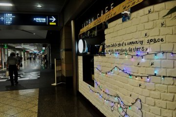 레스토랑과 카페들은 일반적으로 오후 10:30까지 연다