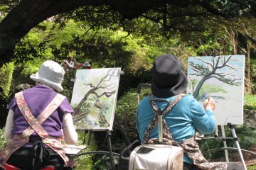 In parks painters are often seen, some are amateur