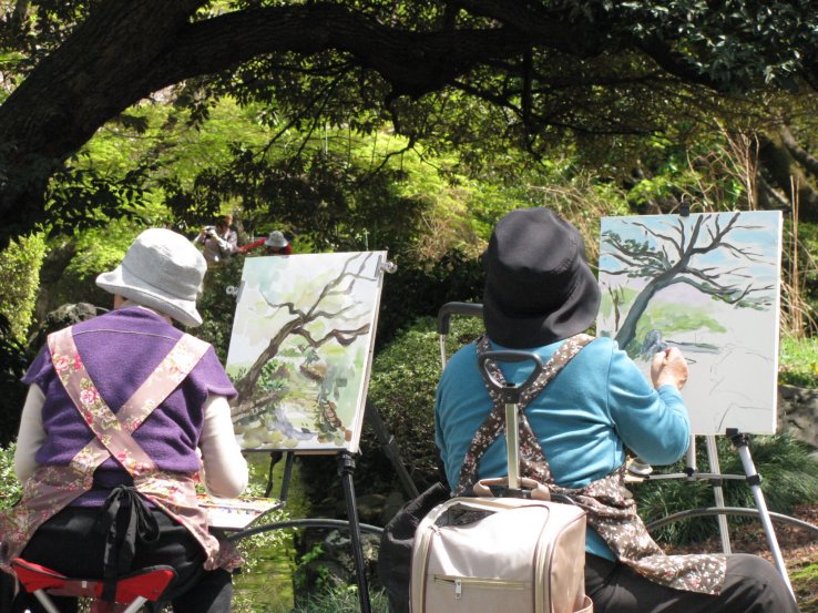In parks painters are often seen, some are amateur