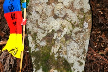 Stone Buddhist statues help you find your way.