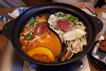 Twin flavoured dipping pots for the shabu-shabu course