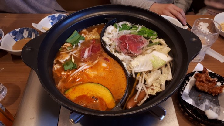 Twin flavoured dipping pots for the shabu-shabu course