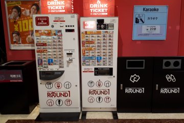 Food and drinks vending machine